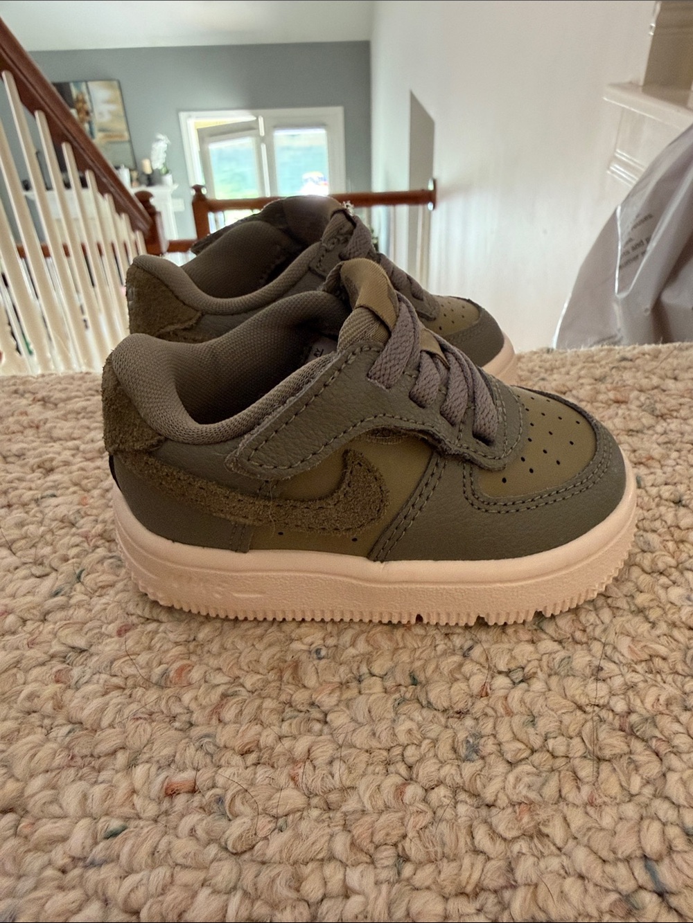 NIKE Kids AIR FORCE 1, size 4C, olive Green Low-Top Sneakers with Cream Sole